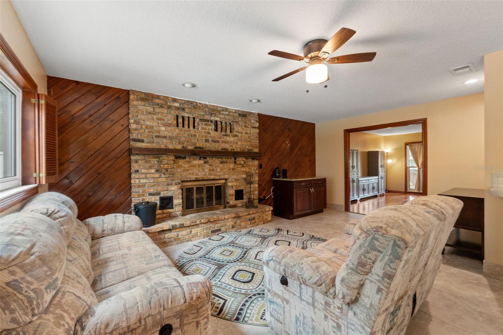 Listing photo id 14 for 1357 Dinsmore Court