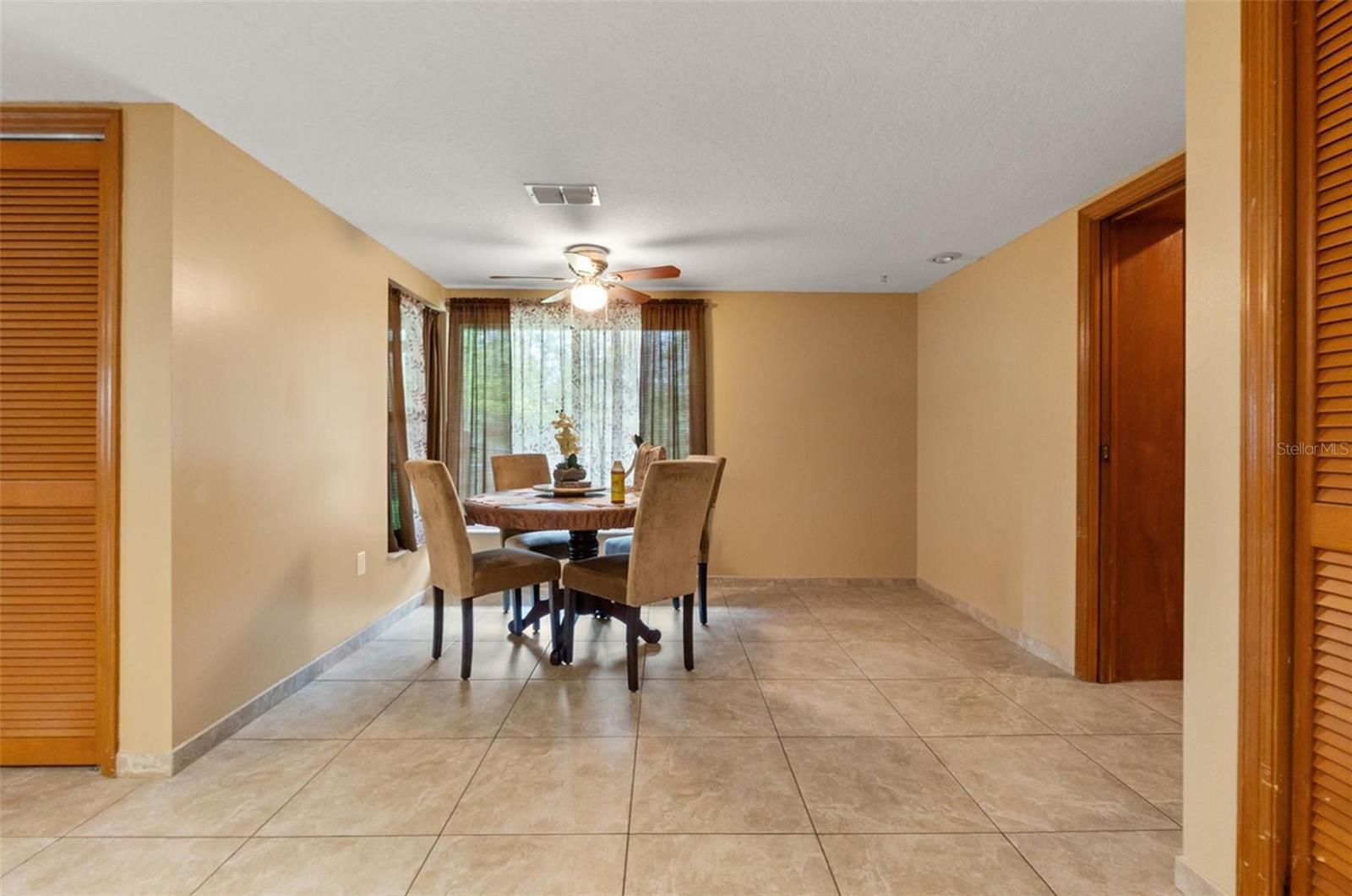 Listing photo id 32 for 1357 Dinsmore Court