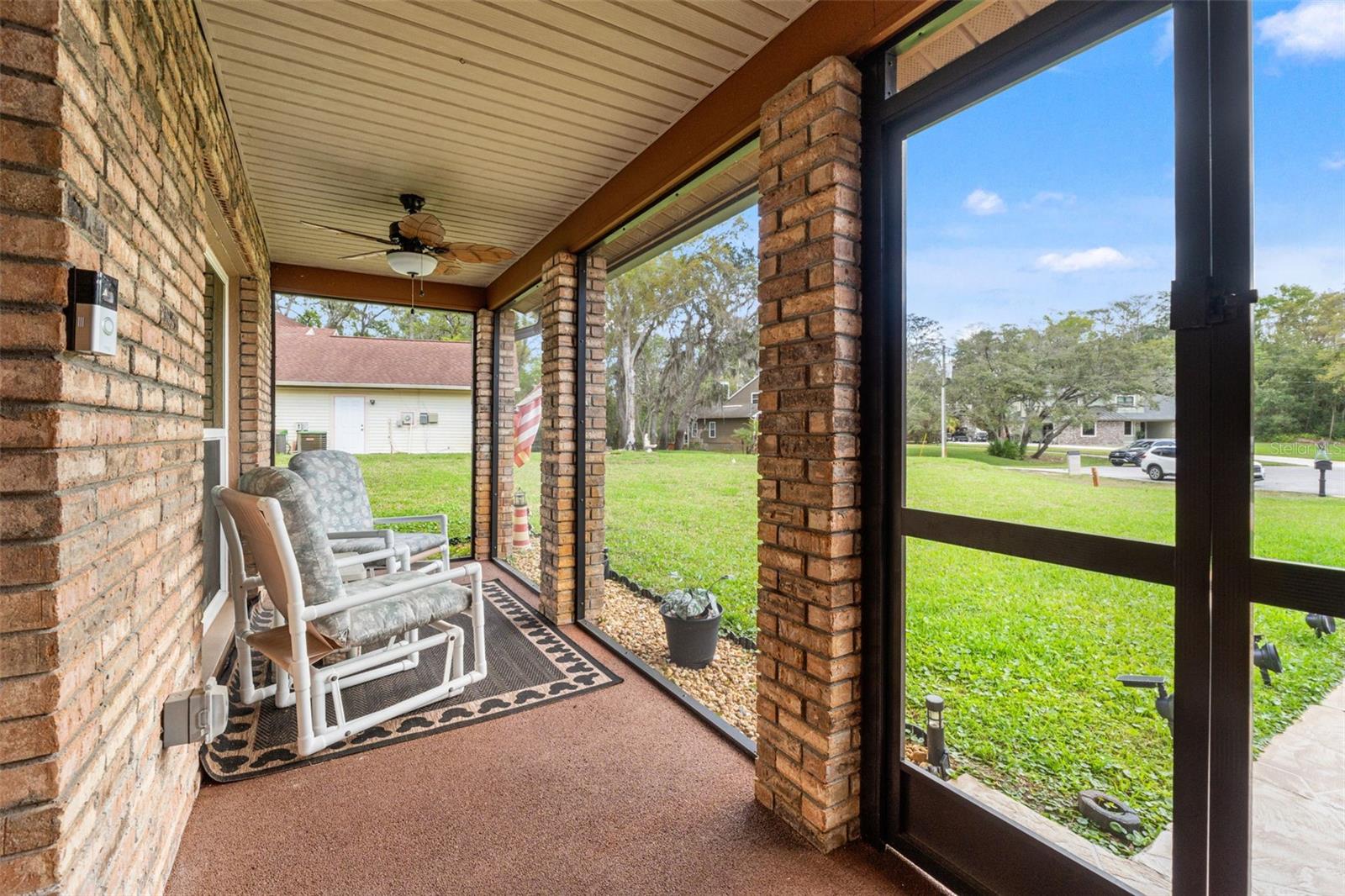 Listing photo id 4 for 1357 Dinsmore Court