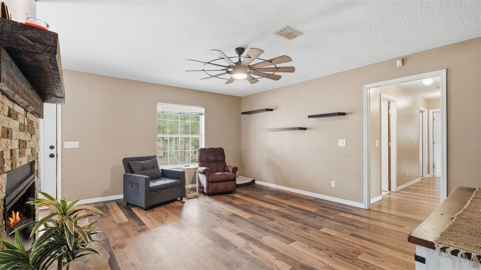 Image 24 of 84 For 12092 Hyacinth Point