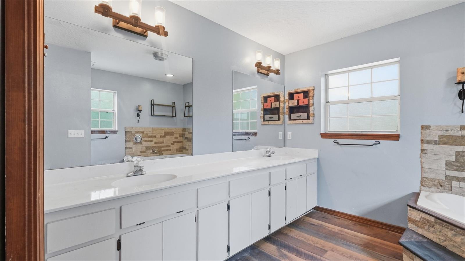 Image 36 of 84 For 12092 Hyacinth Point