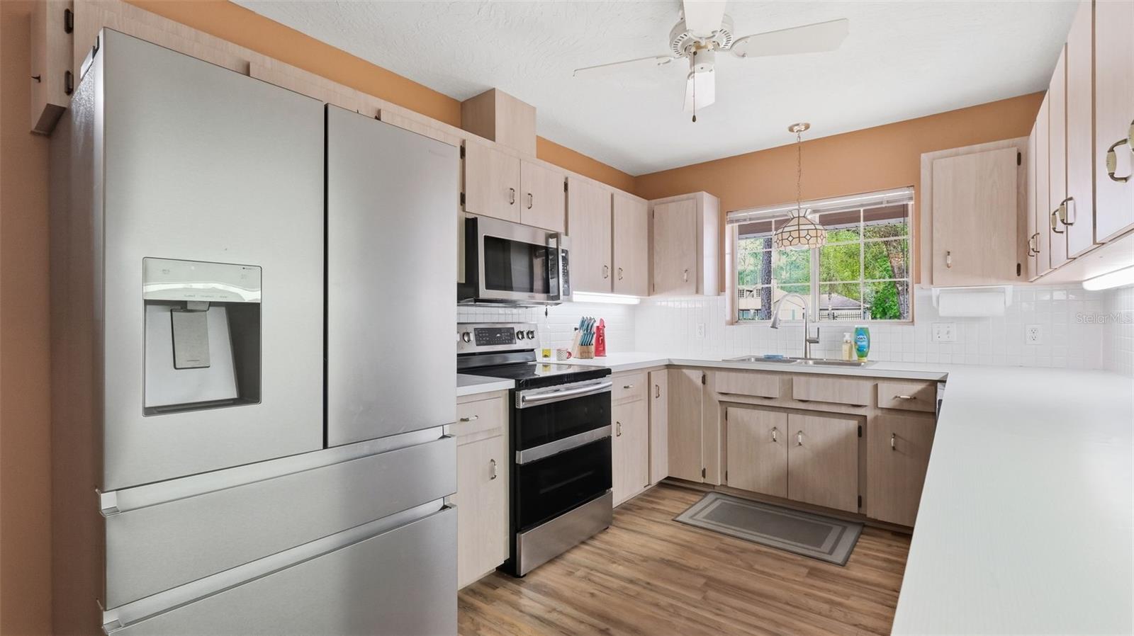 Image 4 of 84 For 12092 Hyacinth Point