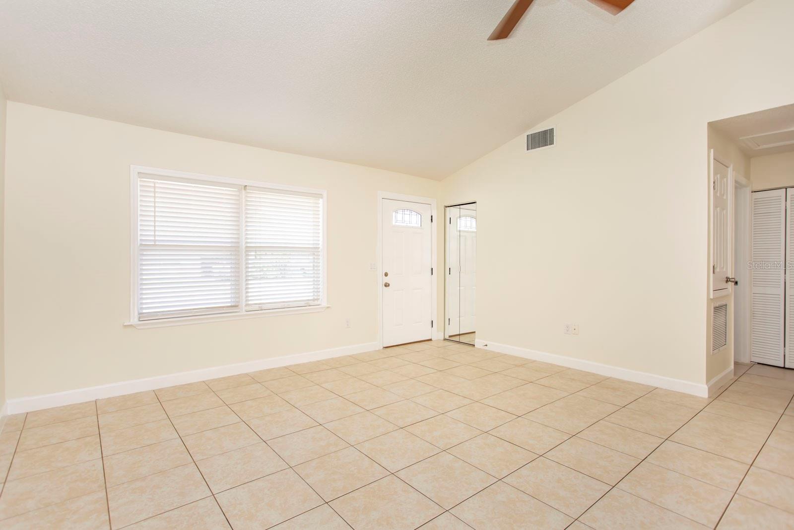 Listing photo id 3 for 7328 Carmel Avenue