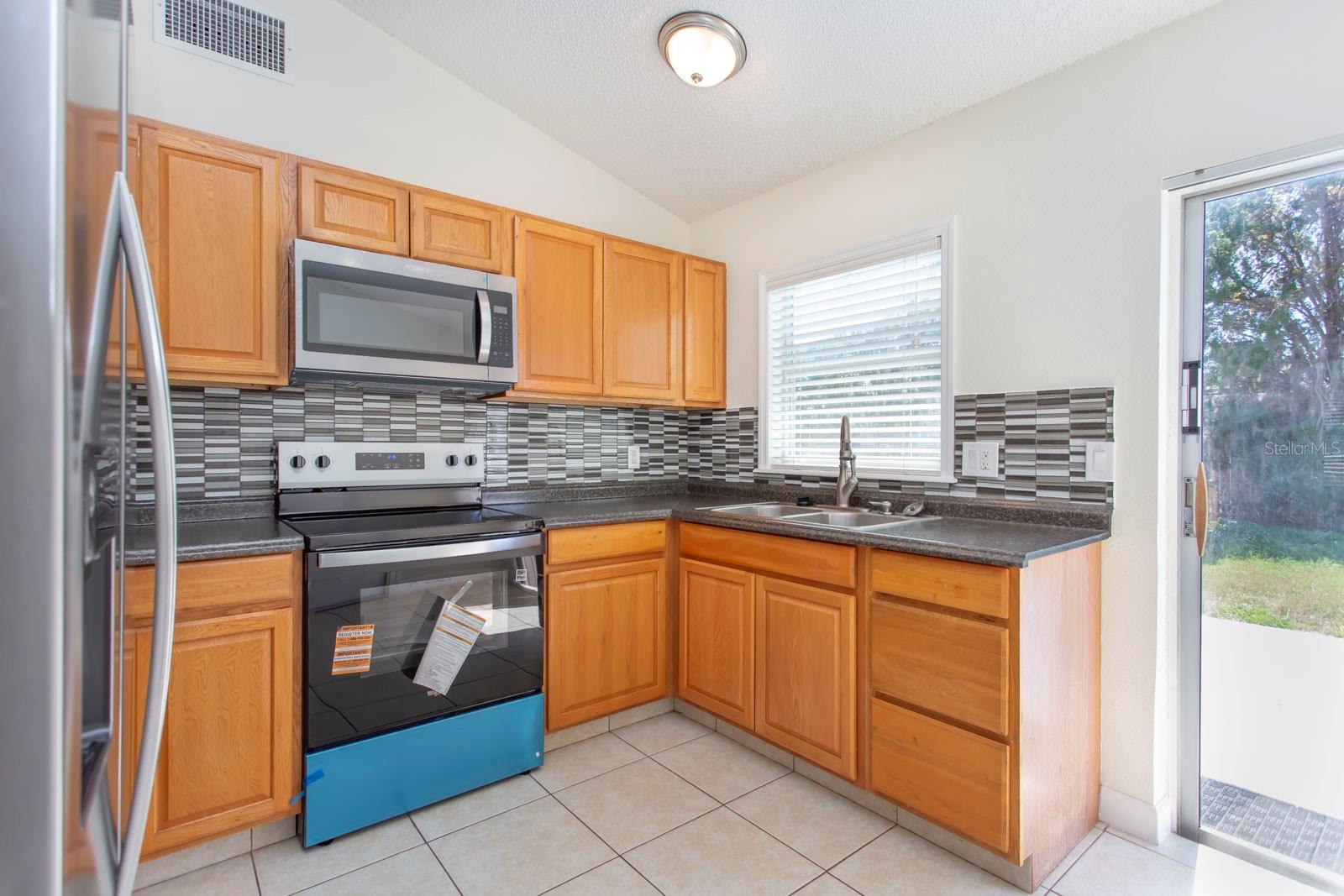 Listing photo id 6 for 7328 Carmel Avenue