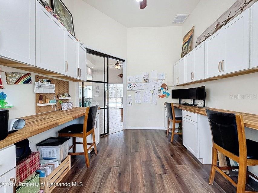 Listing photo id 11 for 12124 Squeeze Avenue