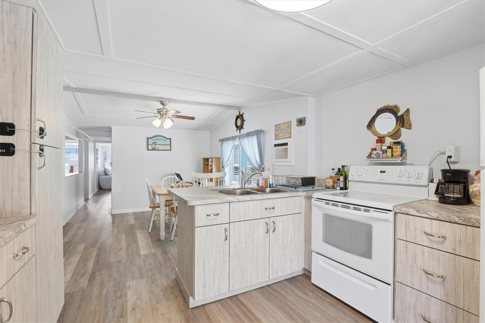 Image 22 of 52 For 5527 Darlene Street