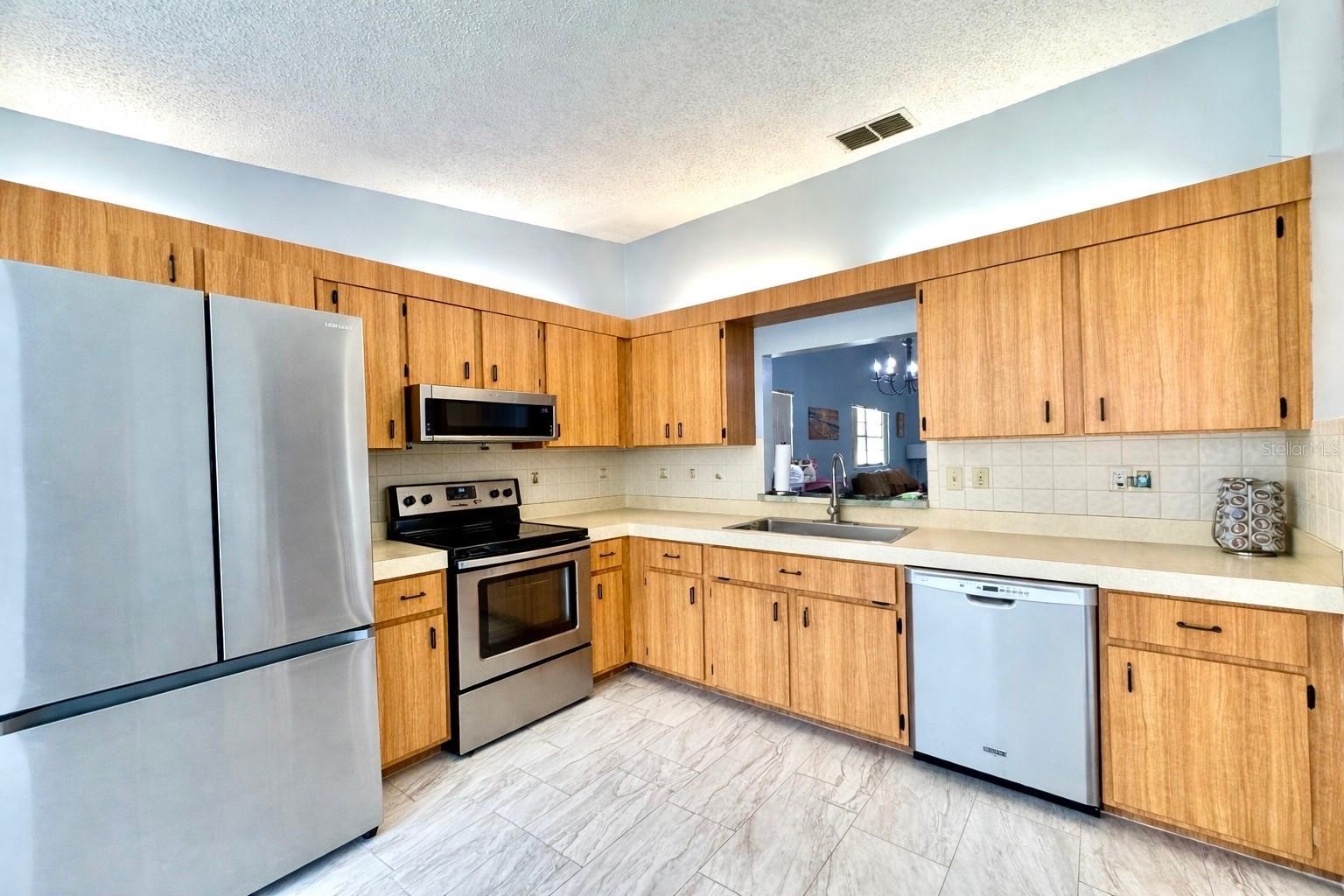 Image 18 of 21 For 8636 Shadblow Court 1