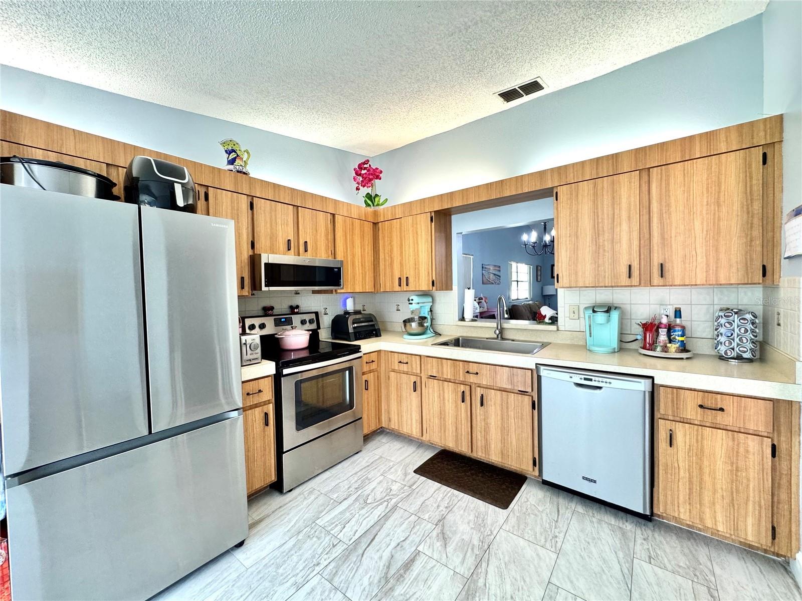 Image 9 of 21 For 8636 Shadblow Court 1