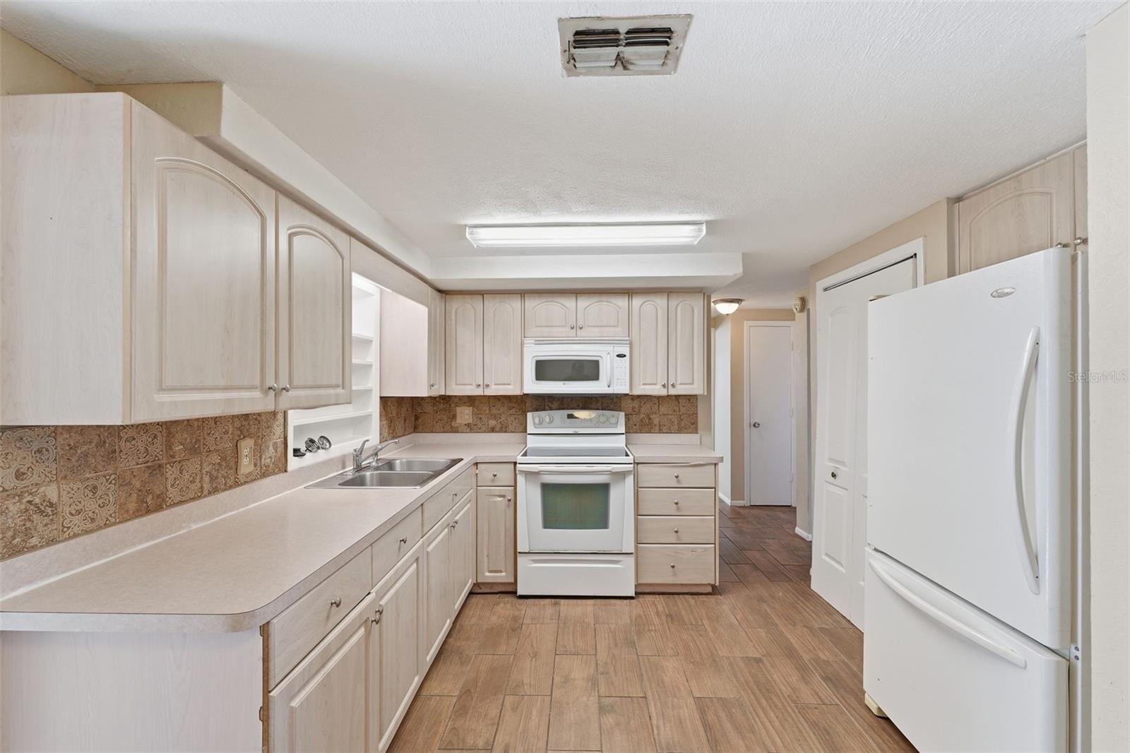 Image 10 of 24 For 10814 Fillmore Avenue