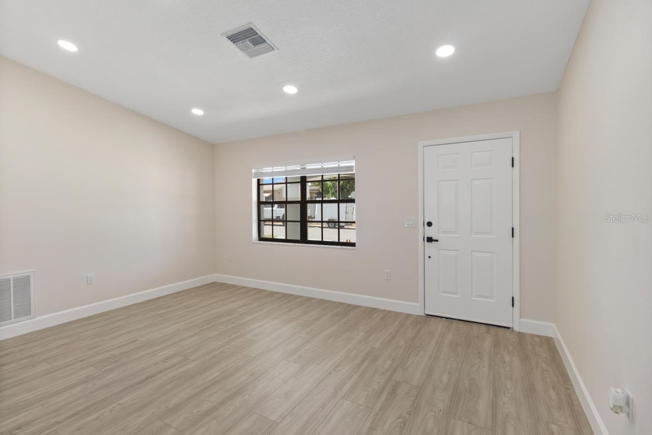 Listing photo id 11 for 11614 Bee Hive Lane