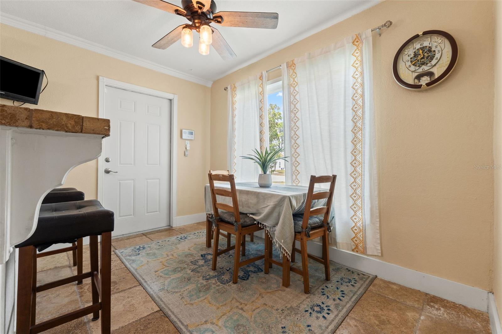 Listing photo id 10 for 4128 Foxboro Drive