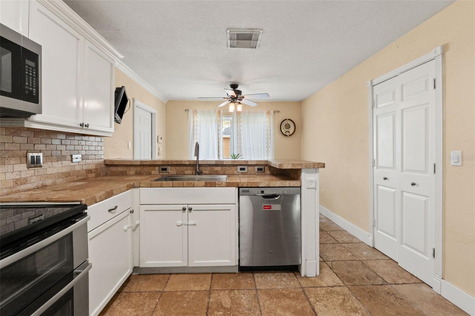 Listing photo id 12 for 4128 Foxboro Drive