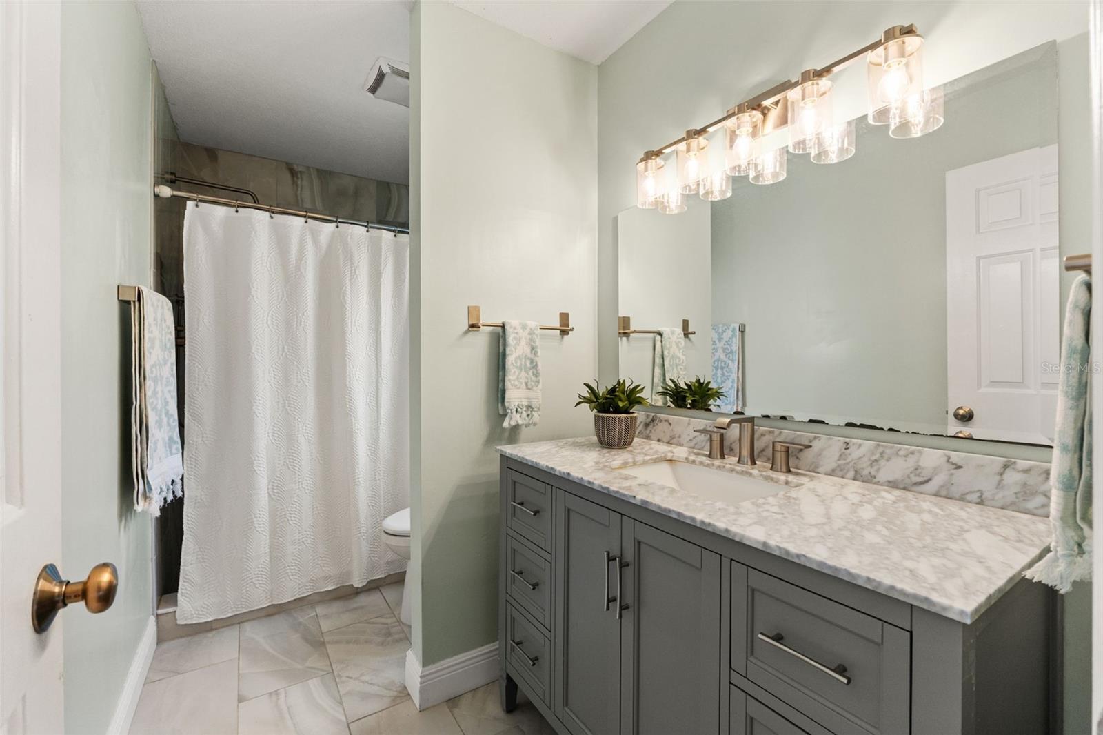 Listing photo id 15 for 4128 Foxboro Drive