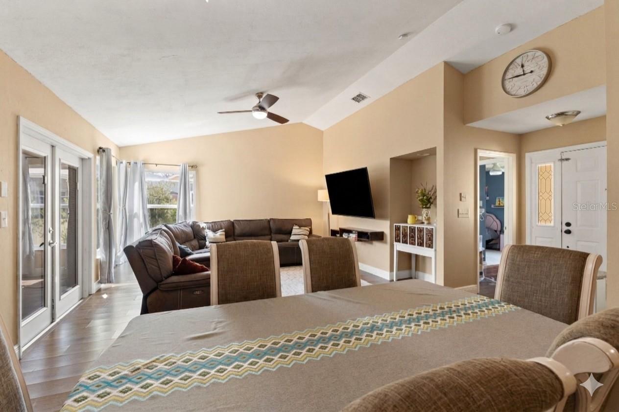 Listing photo id 26 for 4128 Foxboro Drive