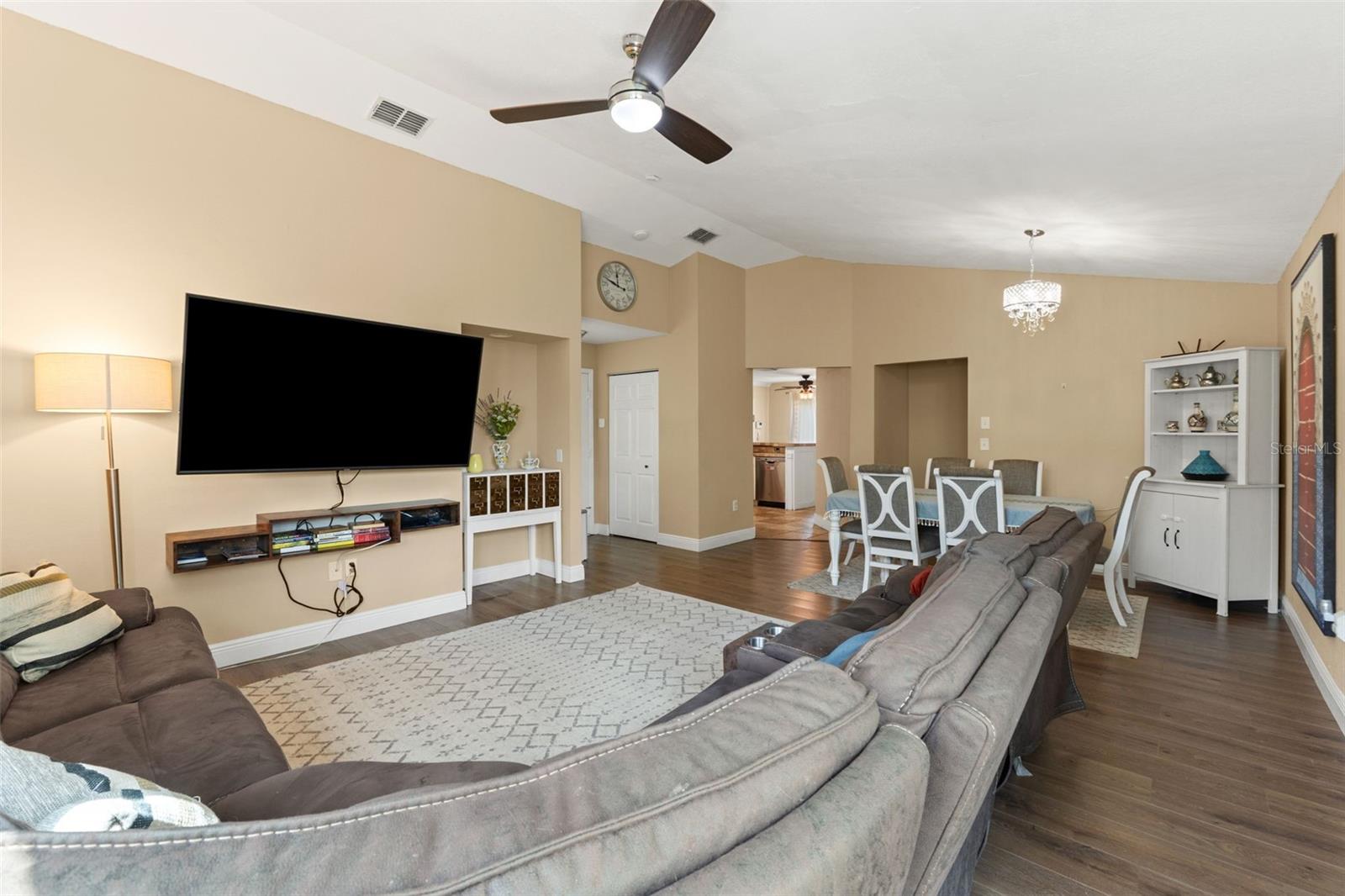 Listing photo id 28 for 4128 Foxboro Drive