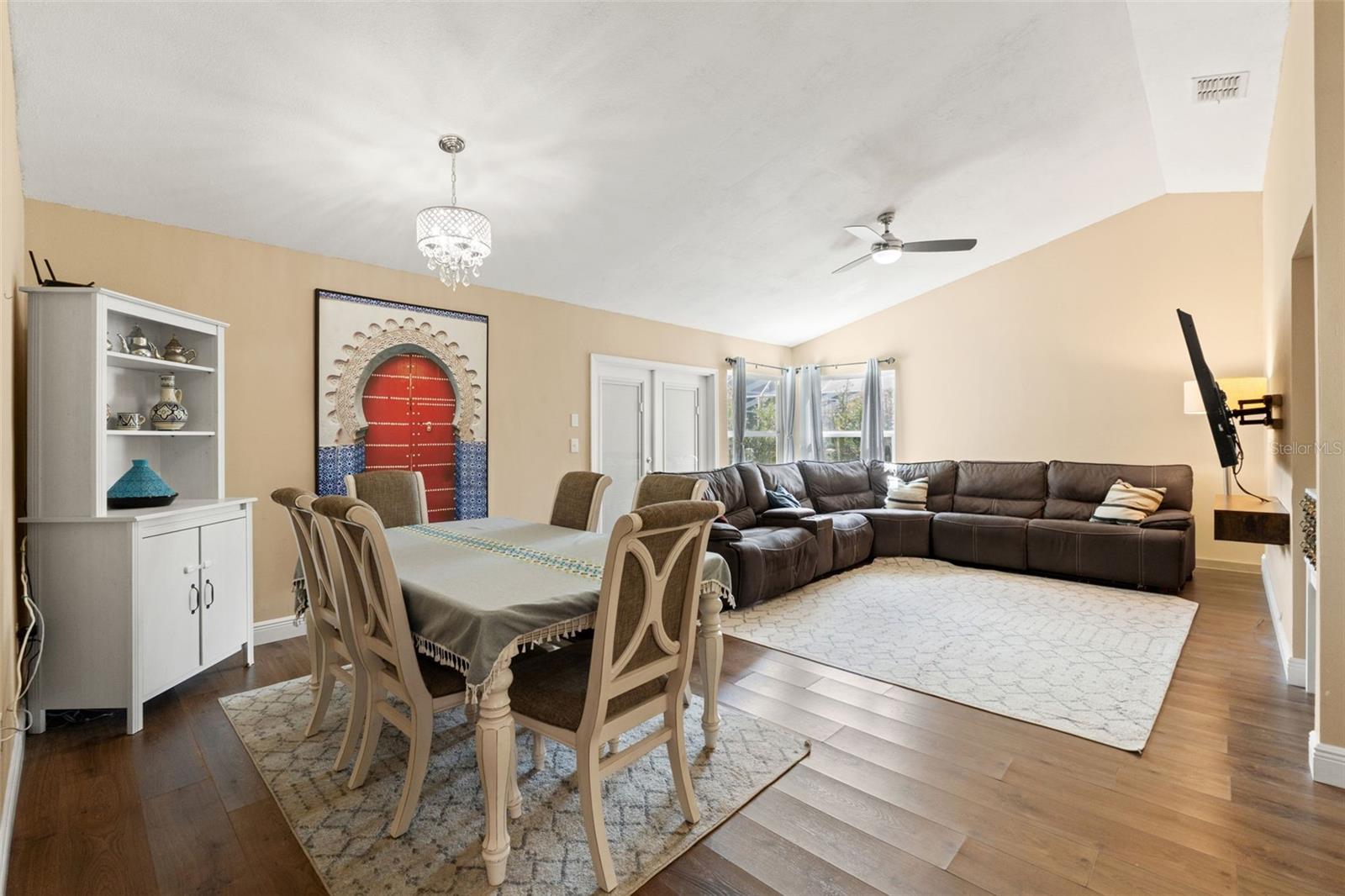 Listing photo id 5 for 4128 Foxboro Drive