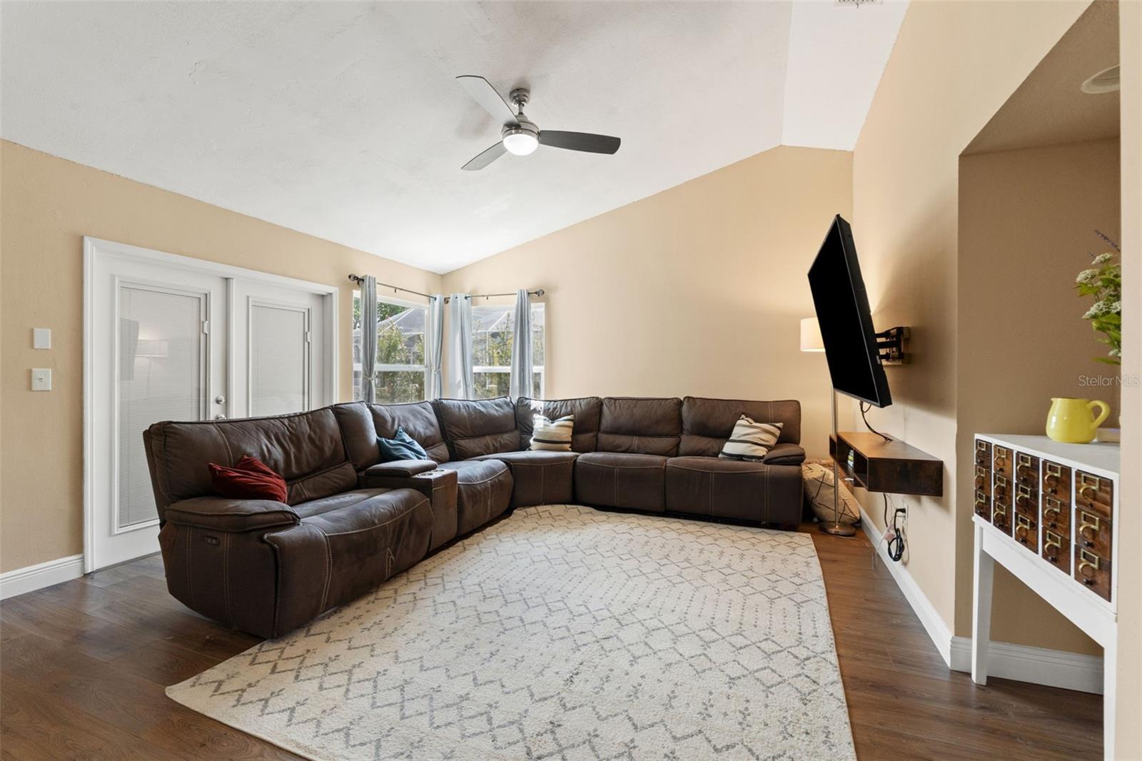 Listing photo id 6 for 4128 Foxboro Drive