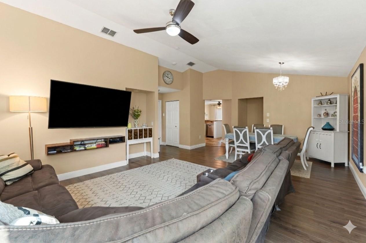 Listing photo id 7 for 4128 Foxboro Drive