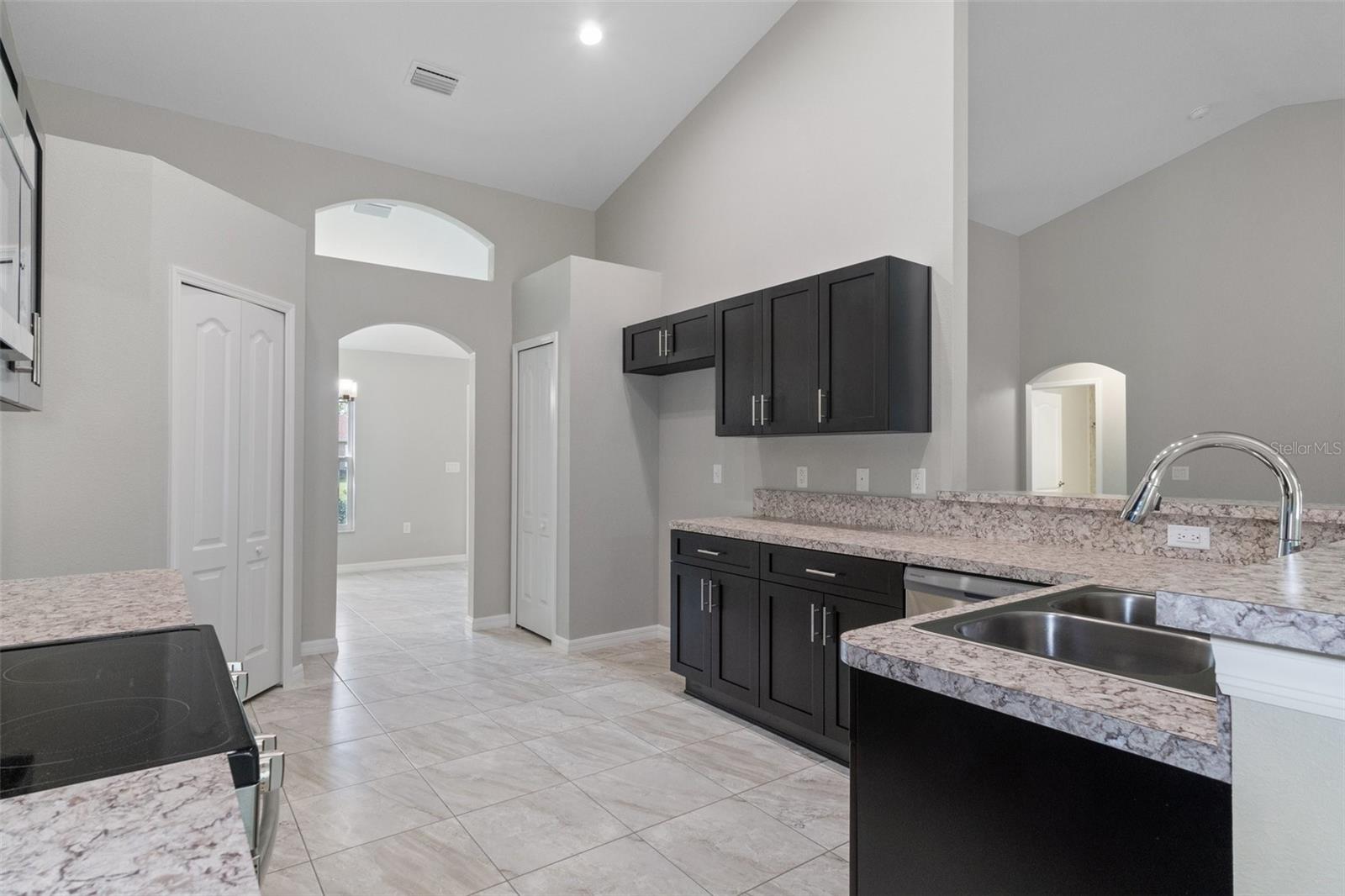 Image 21 of 48 For 17 Hawthorne Court