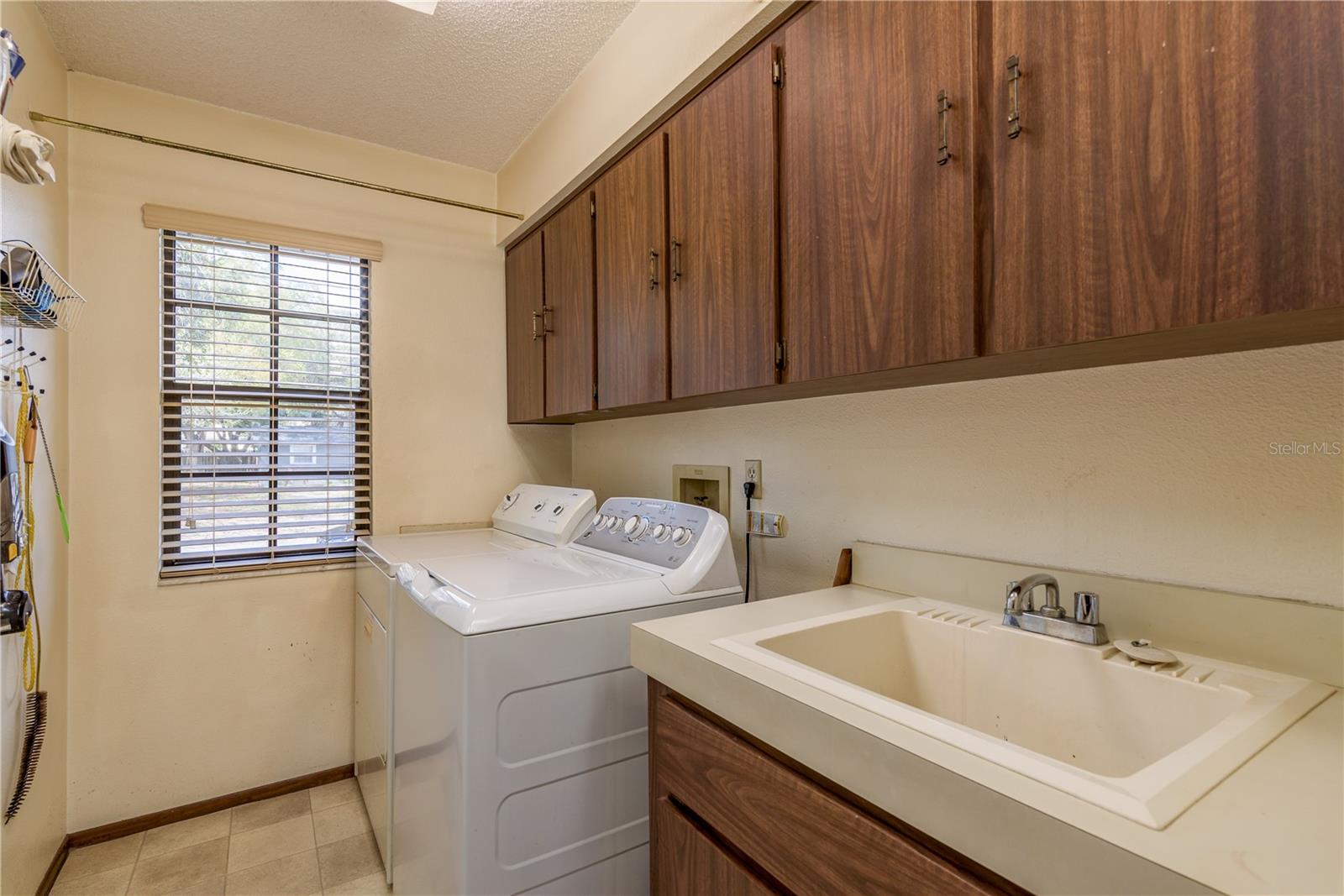 Image 26 of 58 For 1462 Lakeview Drive