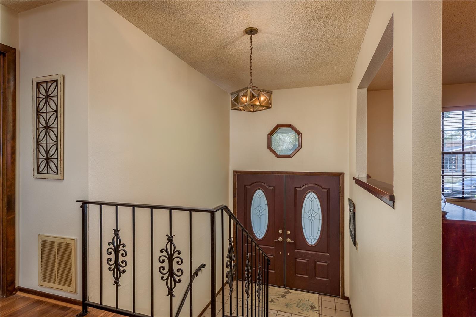 Image 5 of 58 For 1462 Lakeview Drive