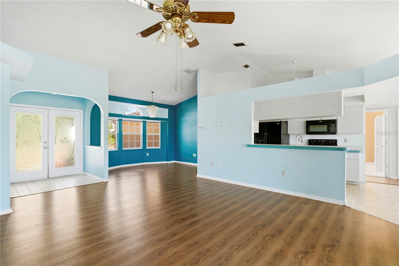 Image 11 of 39 For 10358 Ireland Street