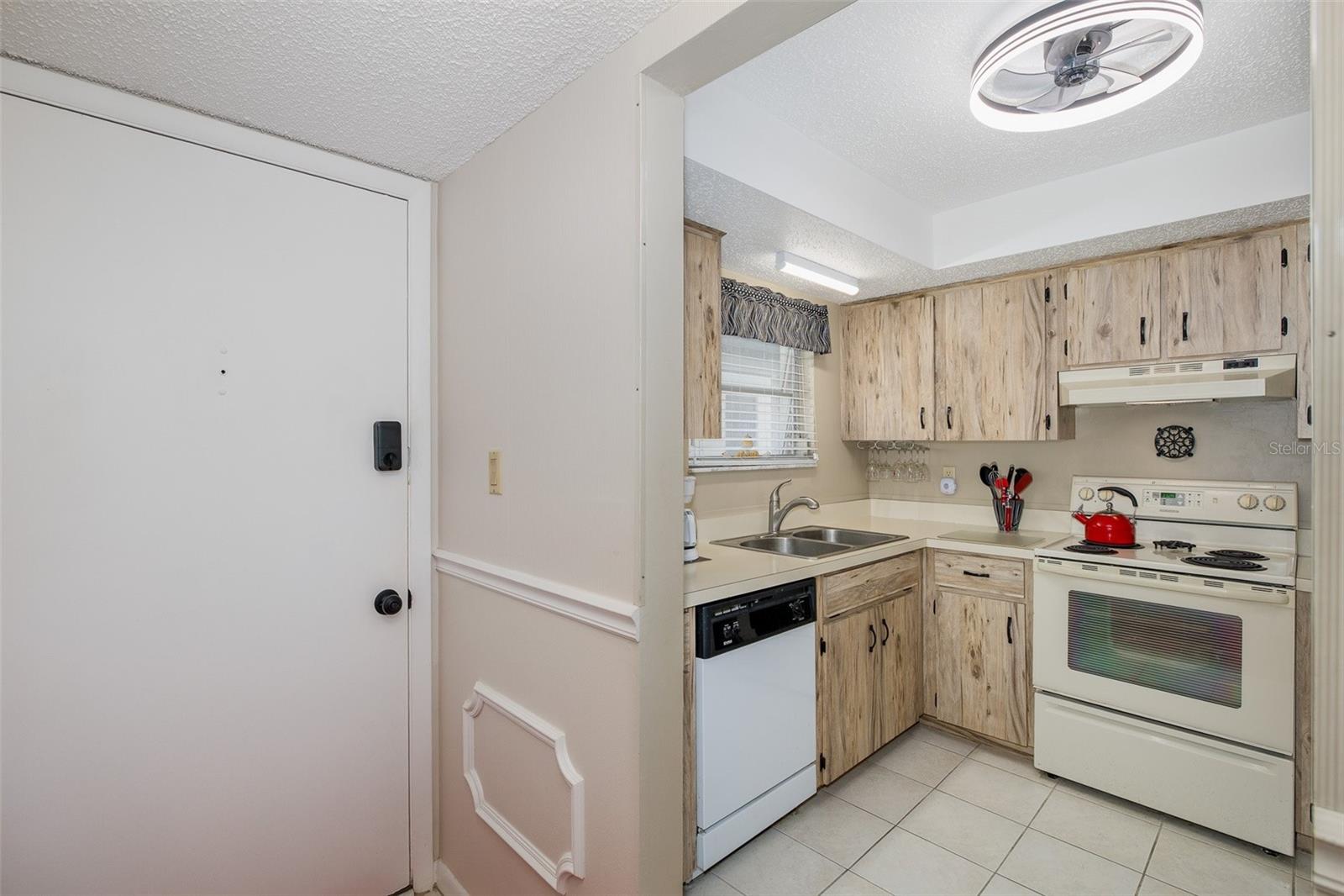 Image 15 of 49 For 4660 Marine Parkway 303