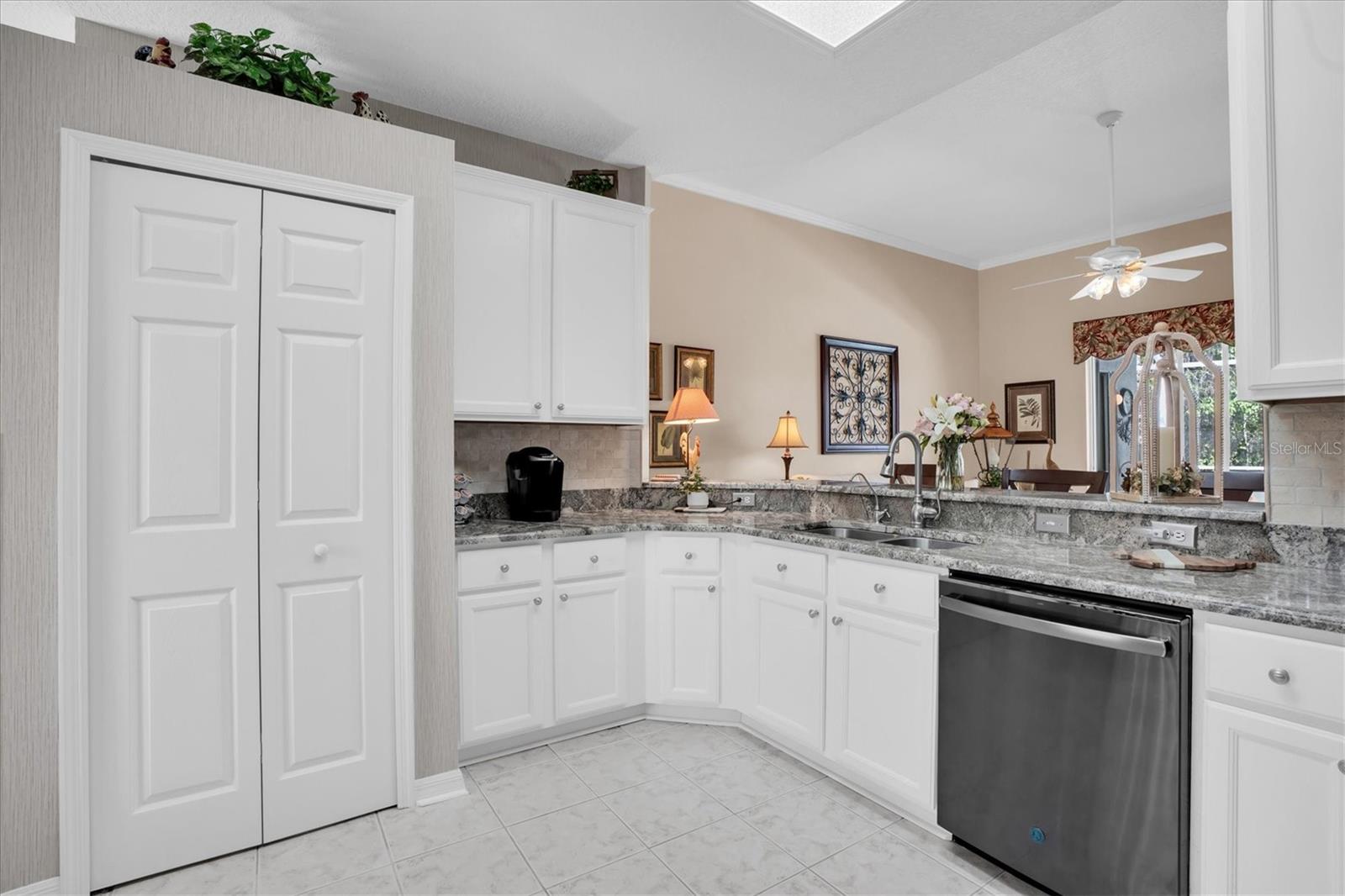 Listing photo id 9 for 1122 Maravista Drive