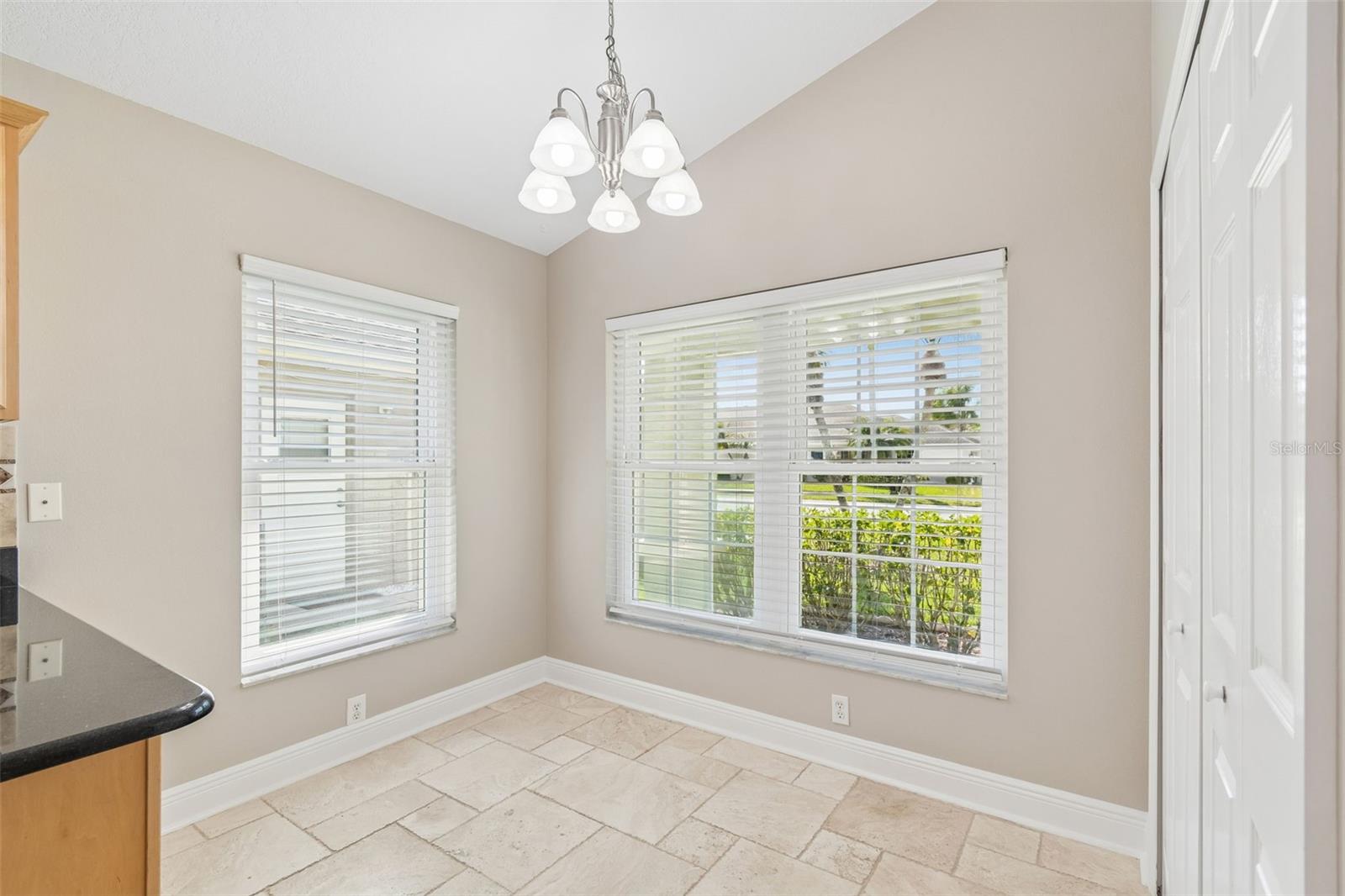 Listing photo id 13 for 1648 Orchardgrove Avenue