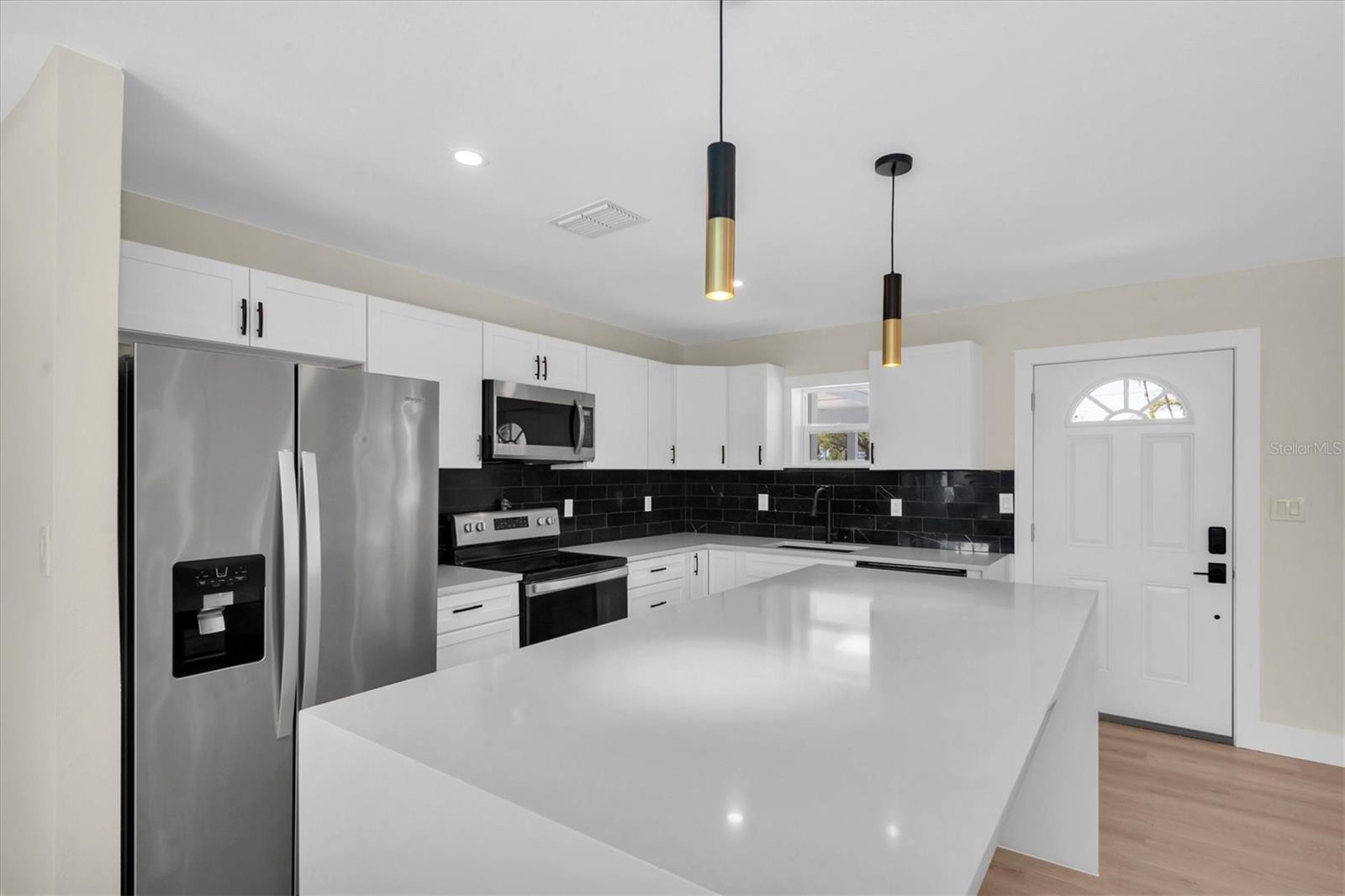 Image 11 of 39 For 4135 Shore Acres Boulevard Ne