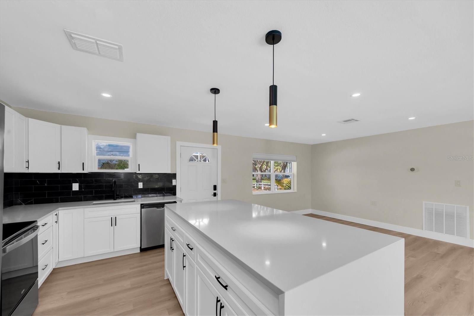 Image 12 of 39 For 4135 Shore Acres Boulevard Ne