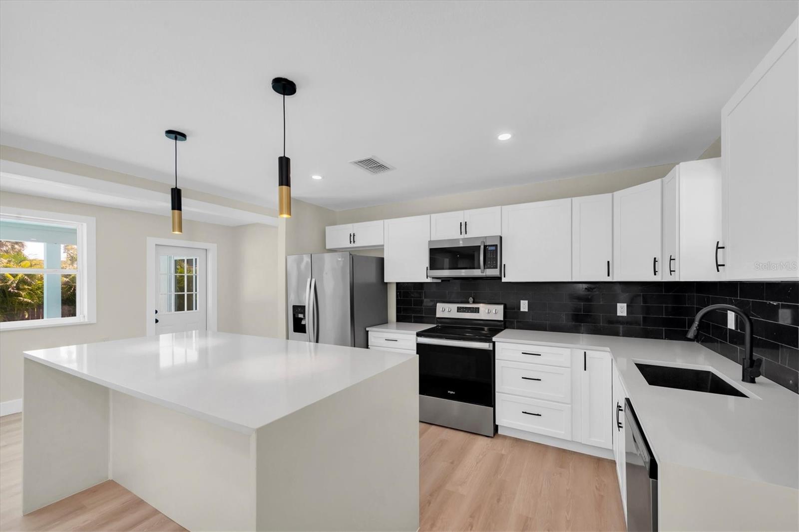 Image 13 of 39 For 4135 Shore Acres Boulevard Ne