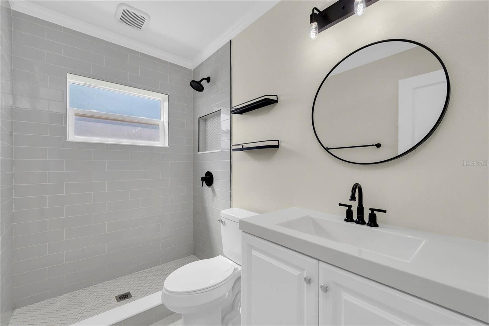 Image 21 of 39 For 4135 Shore Acres Boulevard Ne