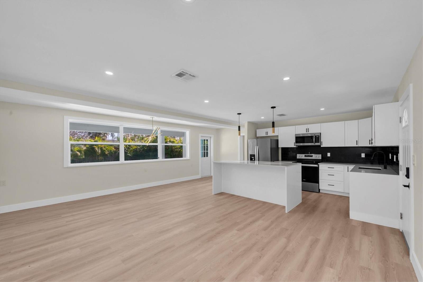 Image 7 of 39 For 4135 Shore Acres Boulevard Ne