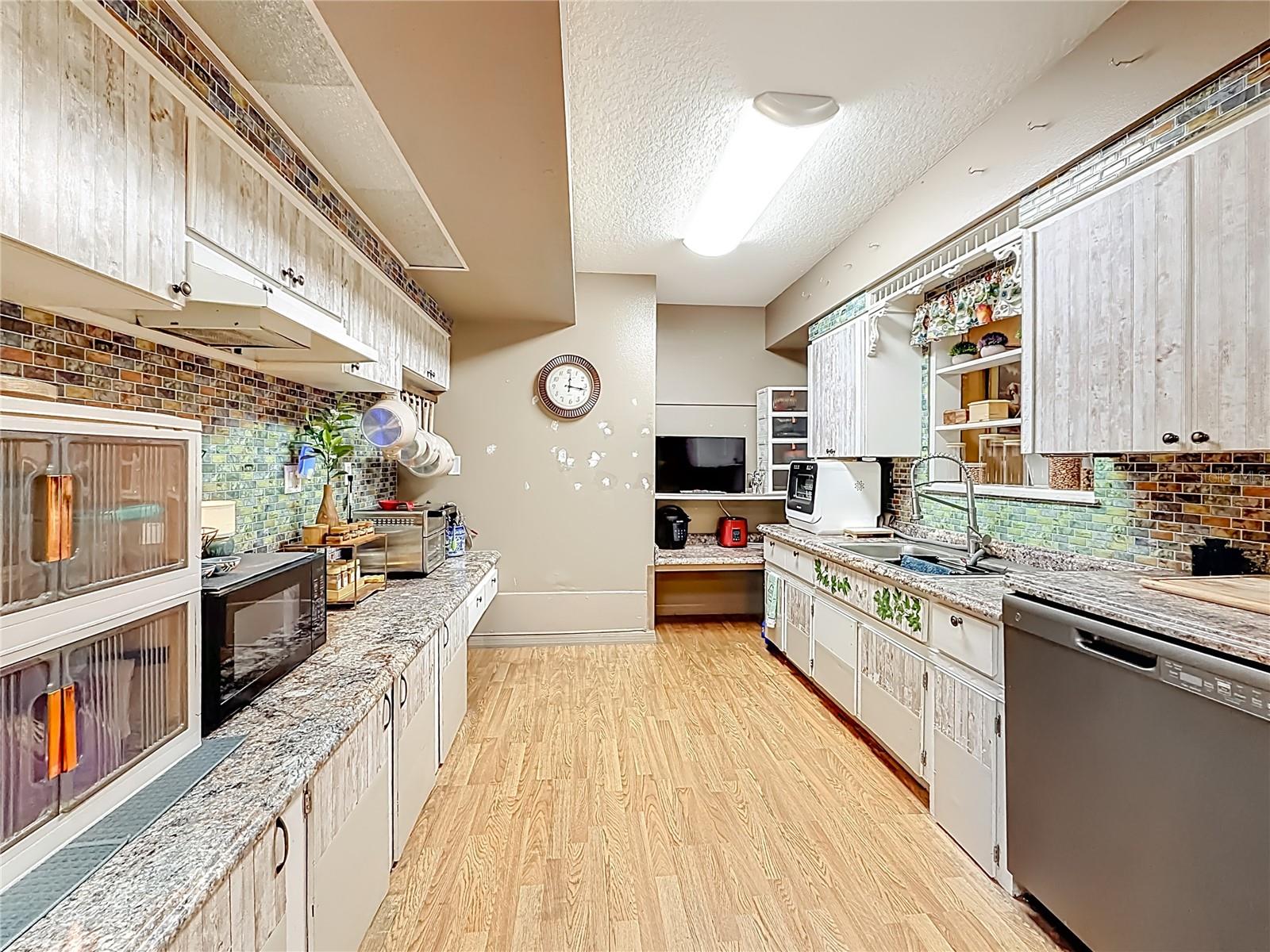 Image 18 of 61 For 457 Rooks Avenue