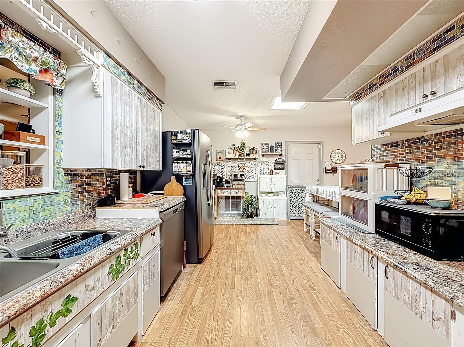 Image 20 of 61 For 457 Rooks Avenue