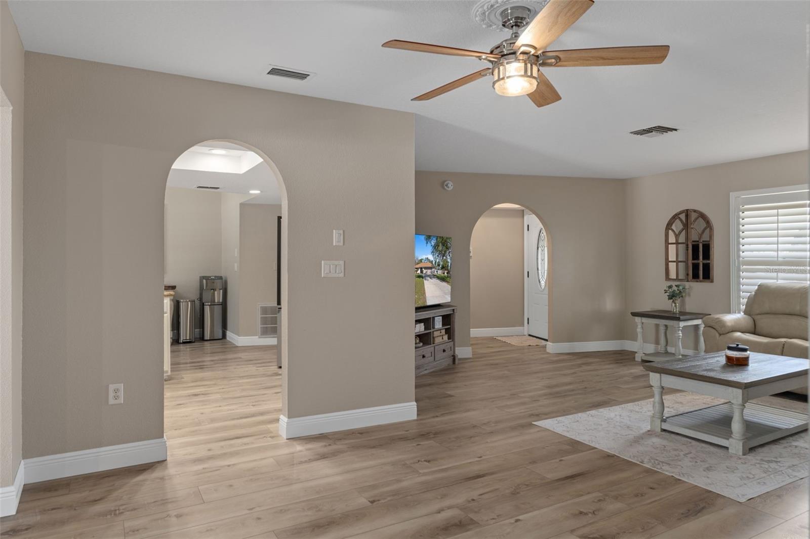 Listing photo id 8 for 7851 Floral Drive