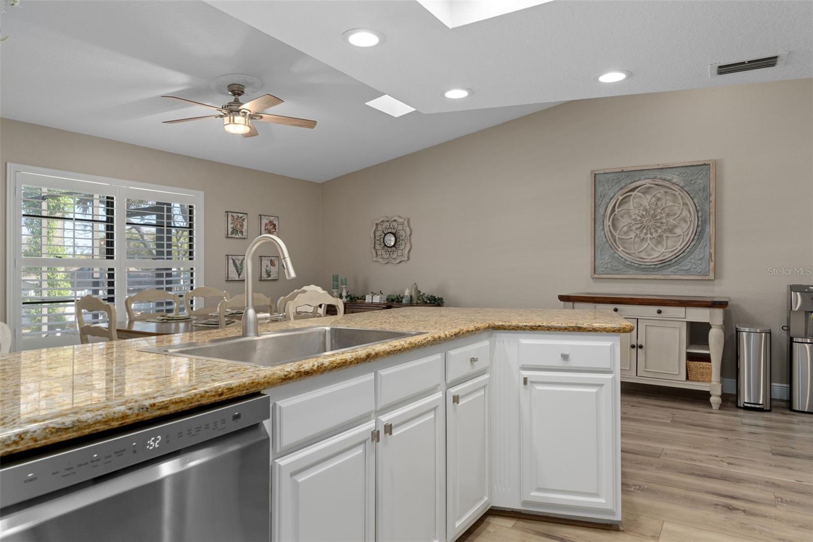 Listing photo id 10 for 7851 Floral Drive