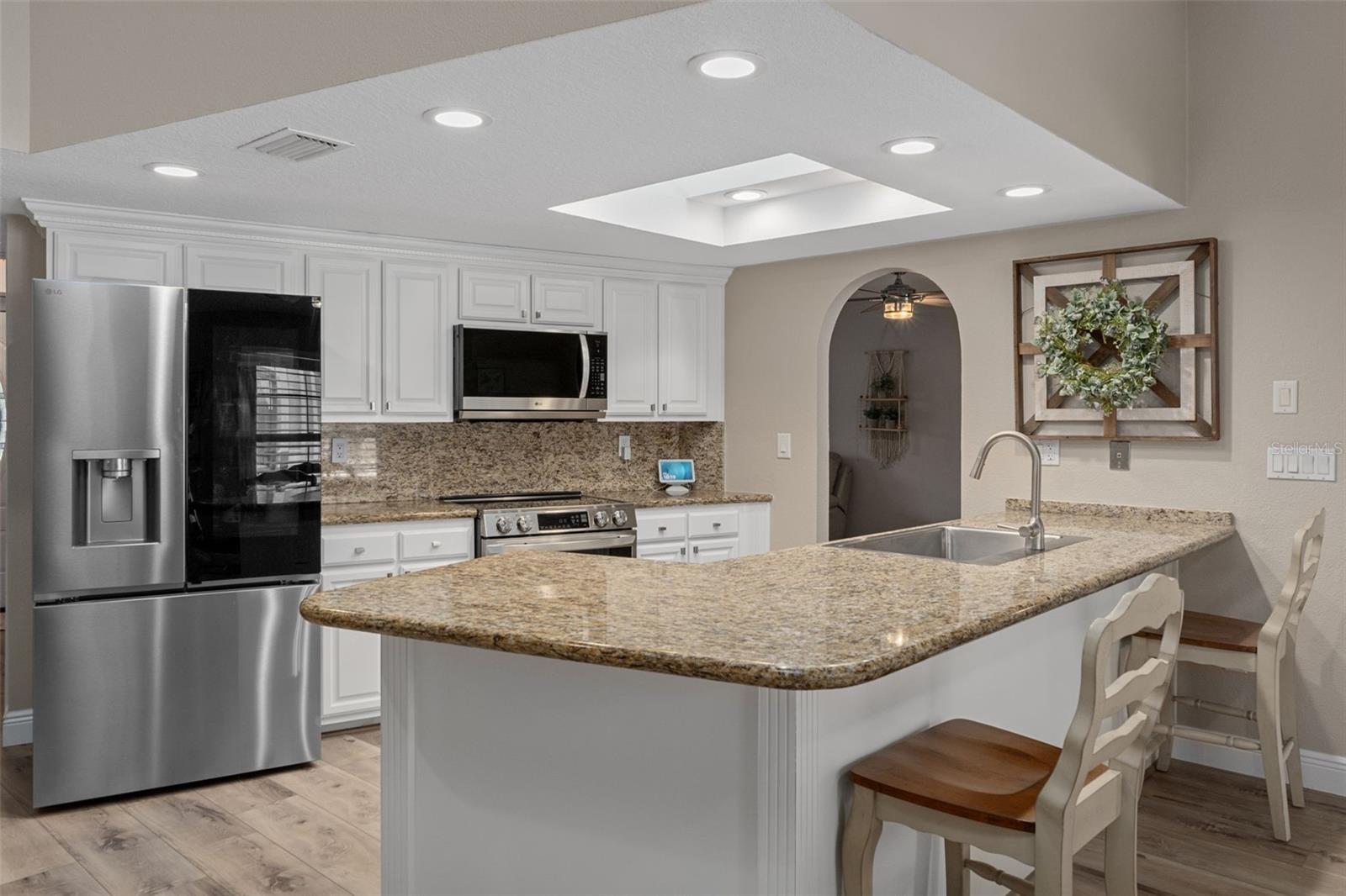 Listing photo id 11 for 7851 Floral Drive