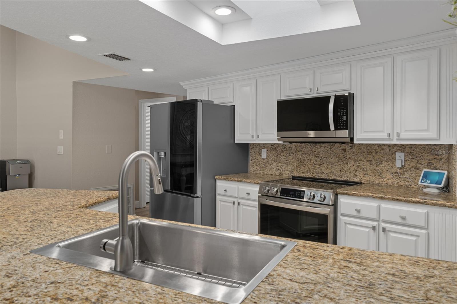 Listing photo id 12 for 7851 Floral Drive