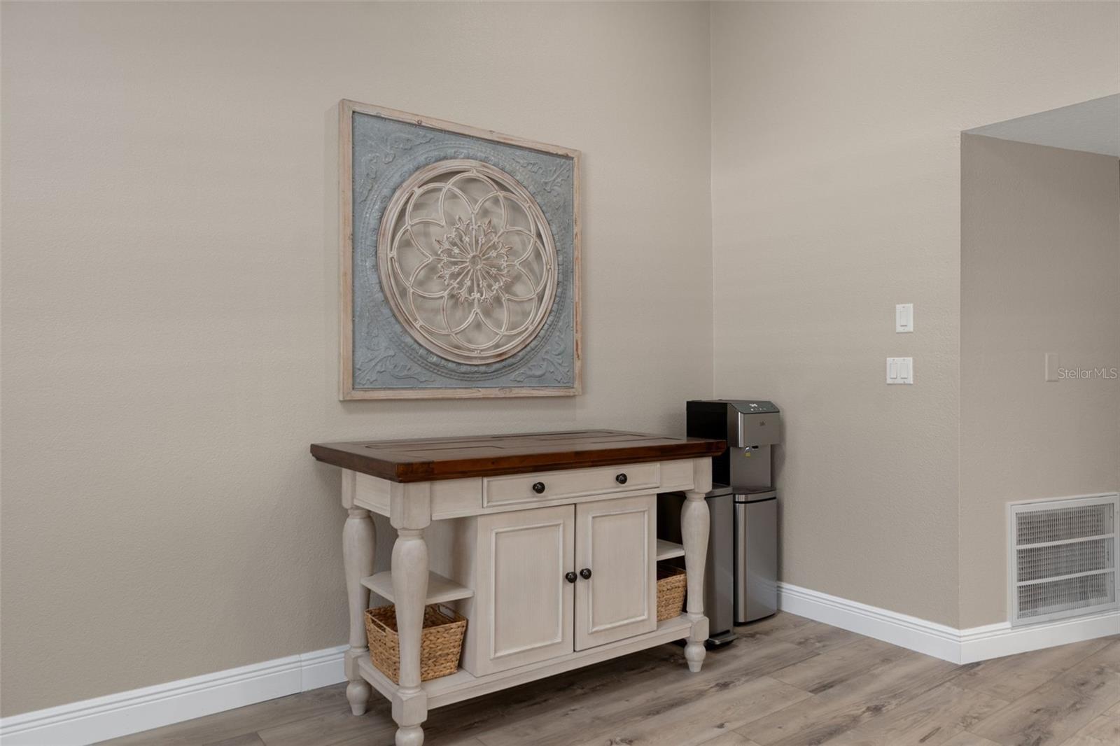 Listing photo id 13 for 7851 Floral Drive