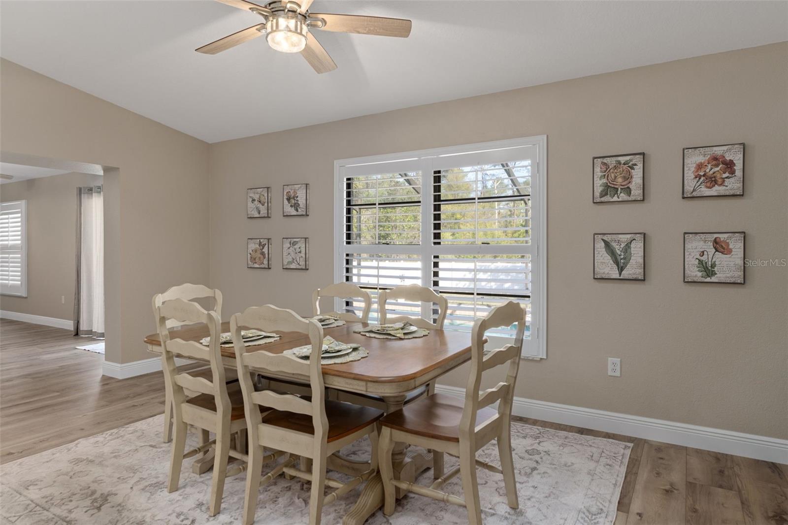 Listing photo id 14 for 7851 Floral Drive