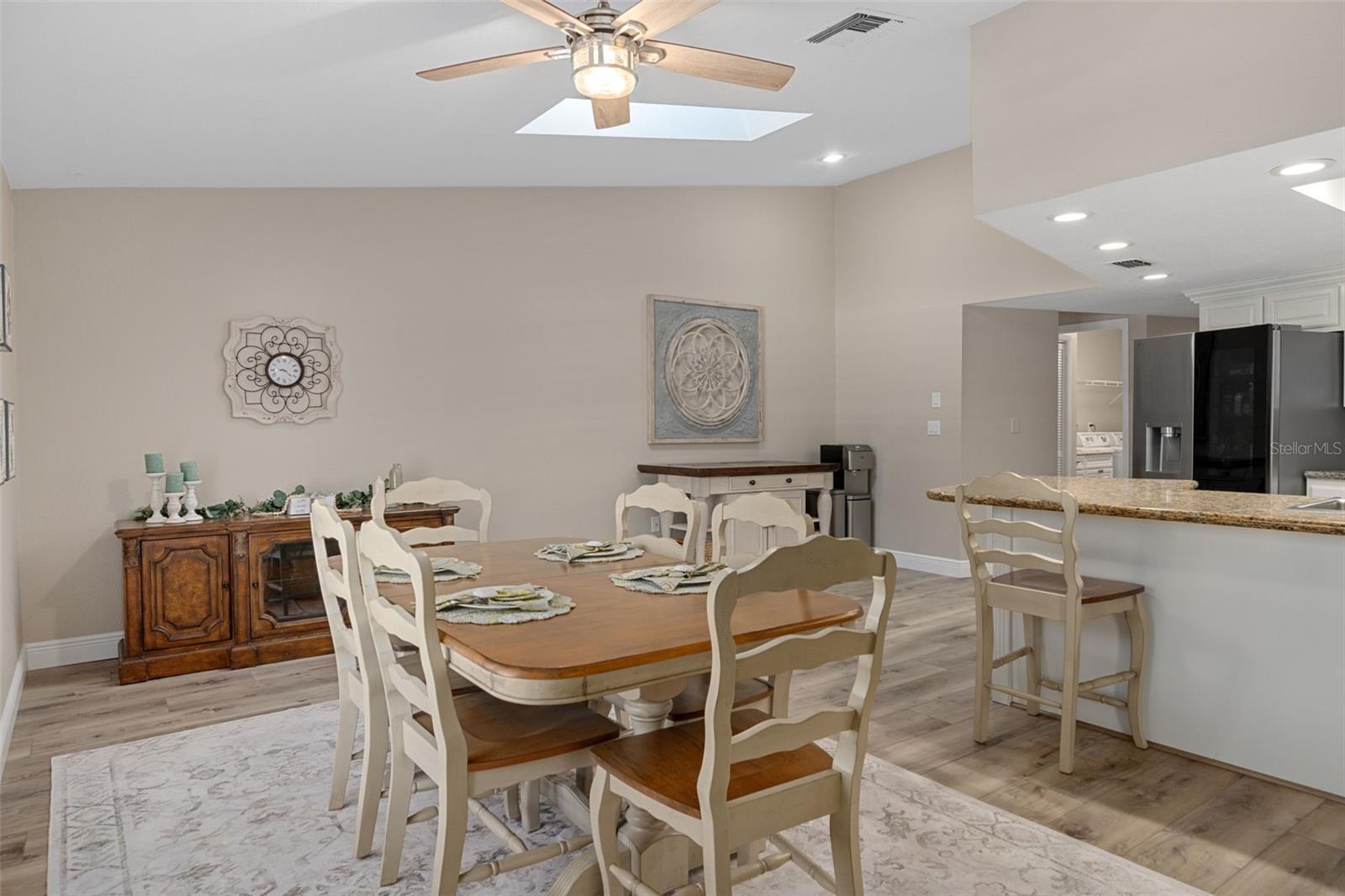 Listing photo id 15 for 7851 Floral Drive