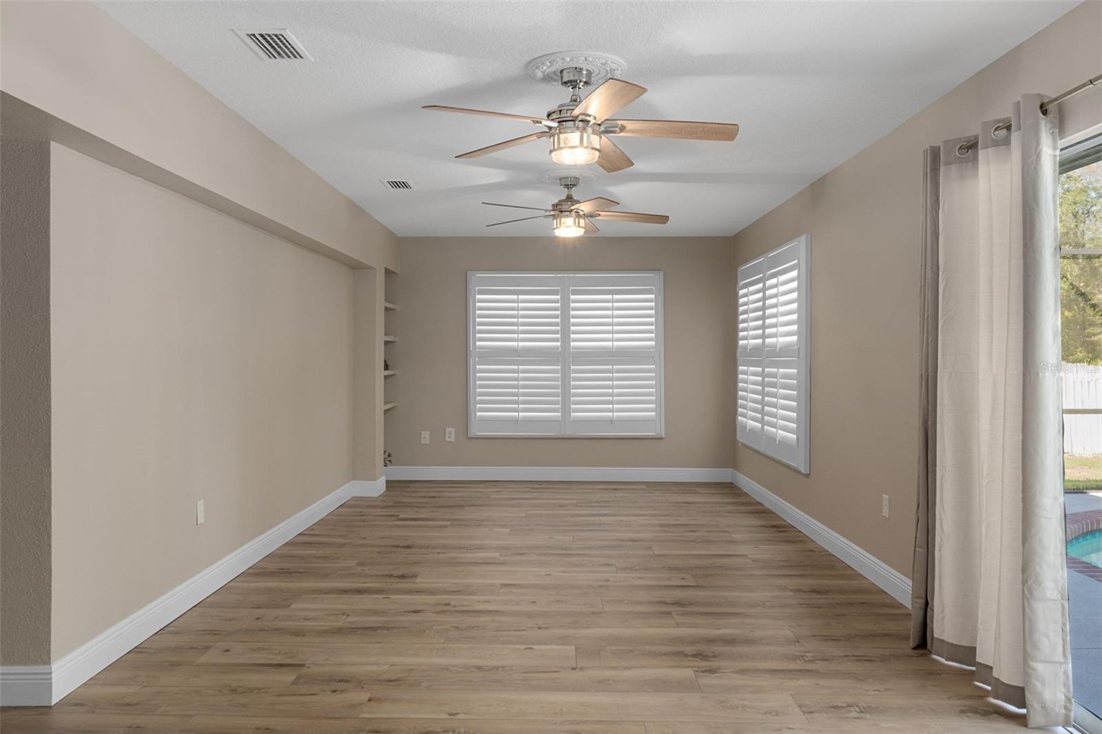 Listing photo id 16 for 7851 Floral Drive