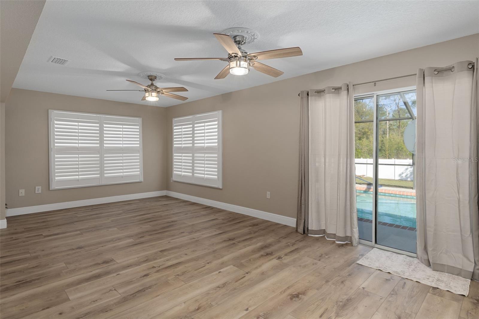 Listing photo id 17 for 7851 Floral Drive