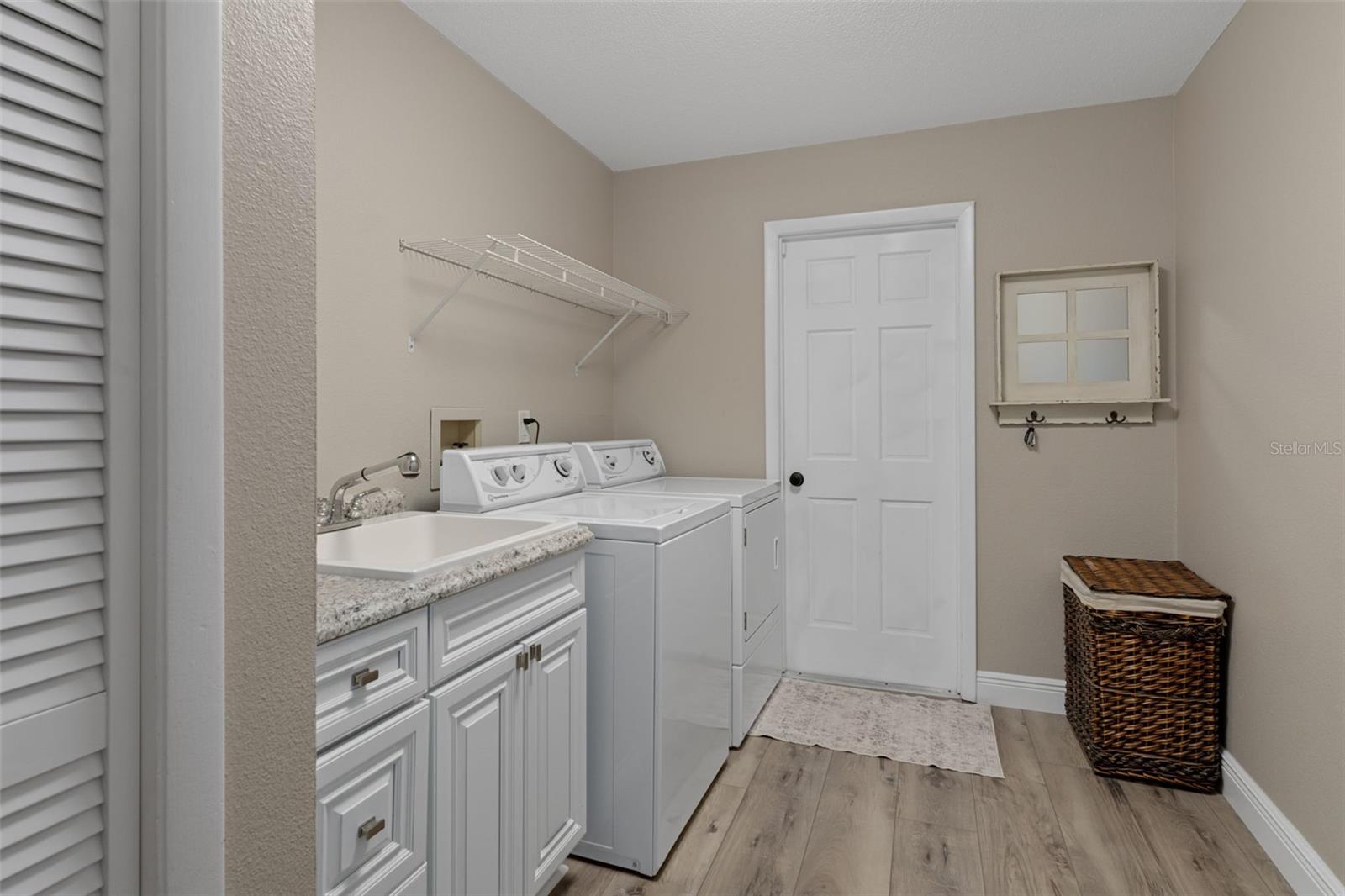 Listing photo id 32 for 7851 Floral Drive