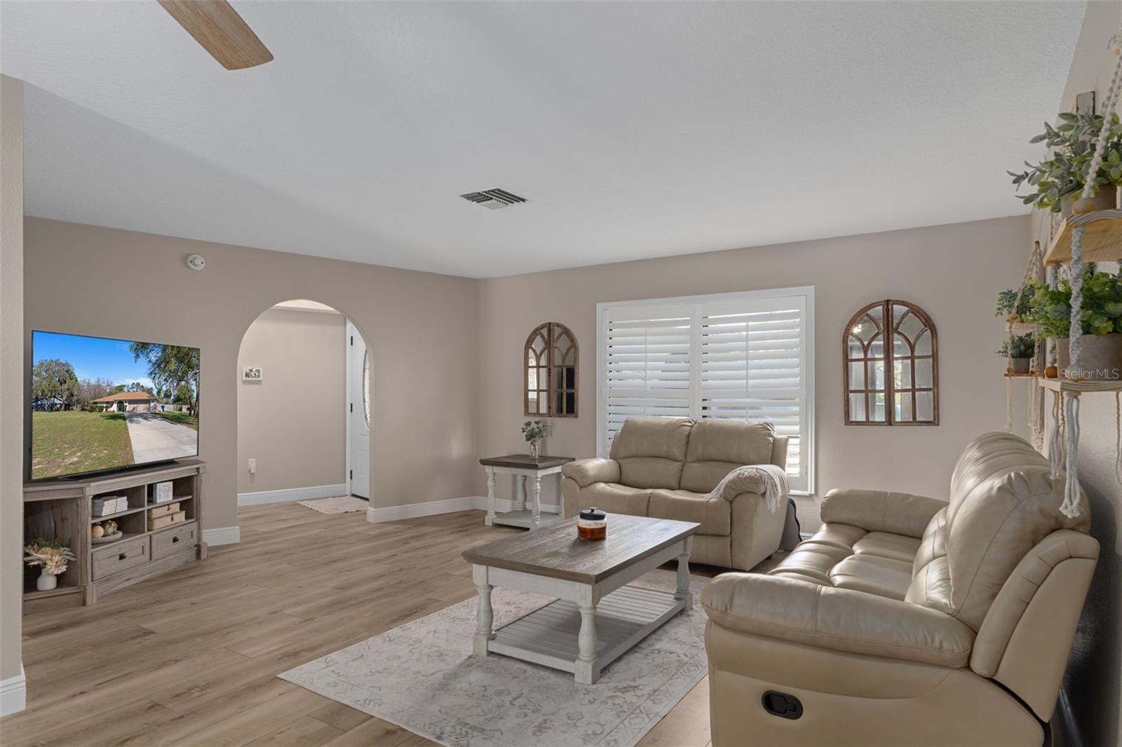 Listing photo id 5 for 7851 Floral Drive