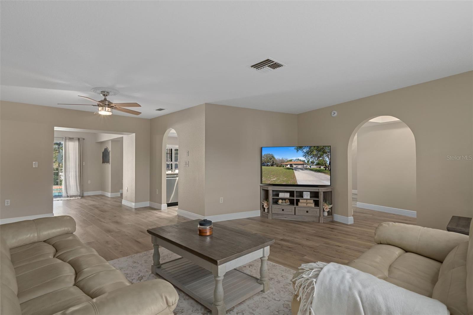 Listing photo id 6 for 7851 Floral Drive