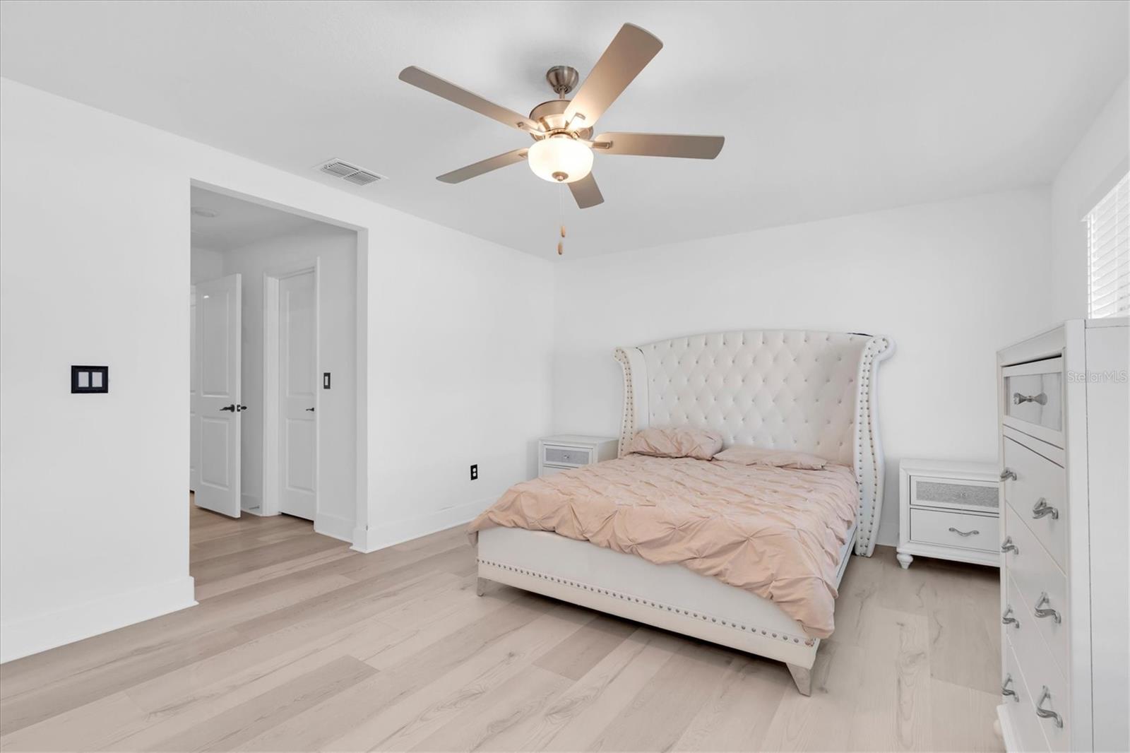 Image 18 of 33 For 8249 Crescent Oaks Drive