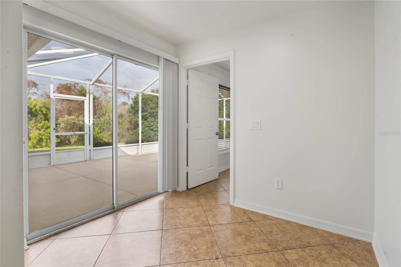 Image 11 of 21 For 907 Willow Drive